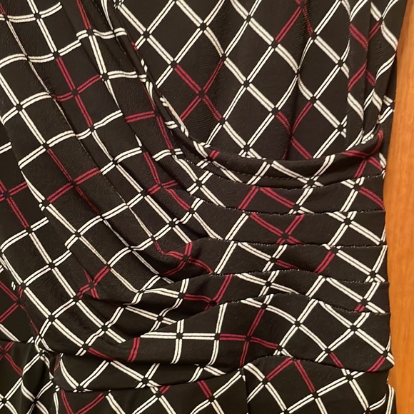 Faux wrap dress with beautiful geometric pattern. Perfect for summer - Picture 3 of 5